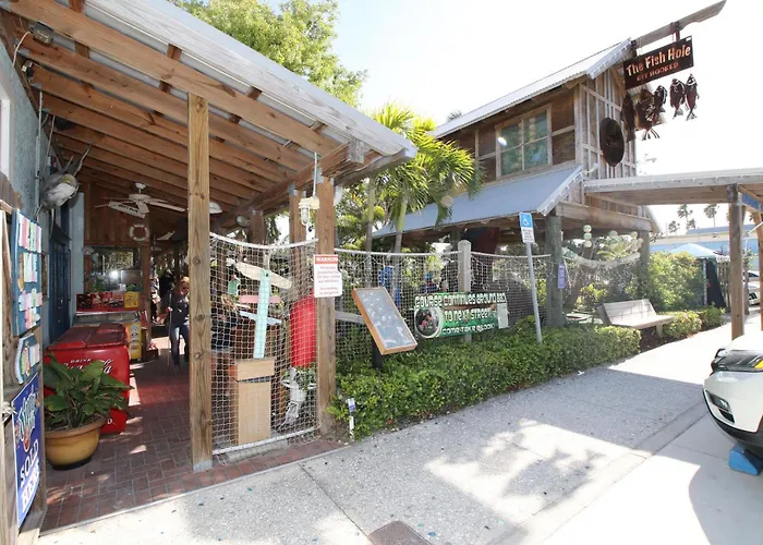 Anna Maria Island Runaway Tropical Dream-One Minute Walk To The Beach-Heated Pool